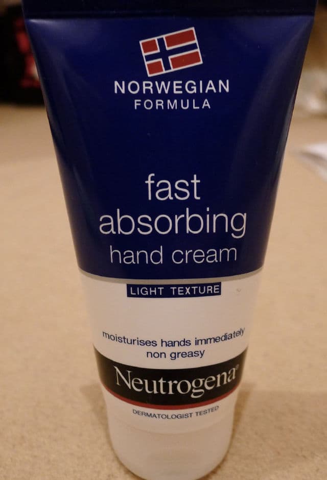Neutrogena Norwegian Formula Fast Absorbing Hand Cream review photo by Moonstonedust