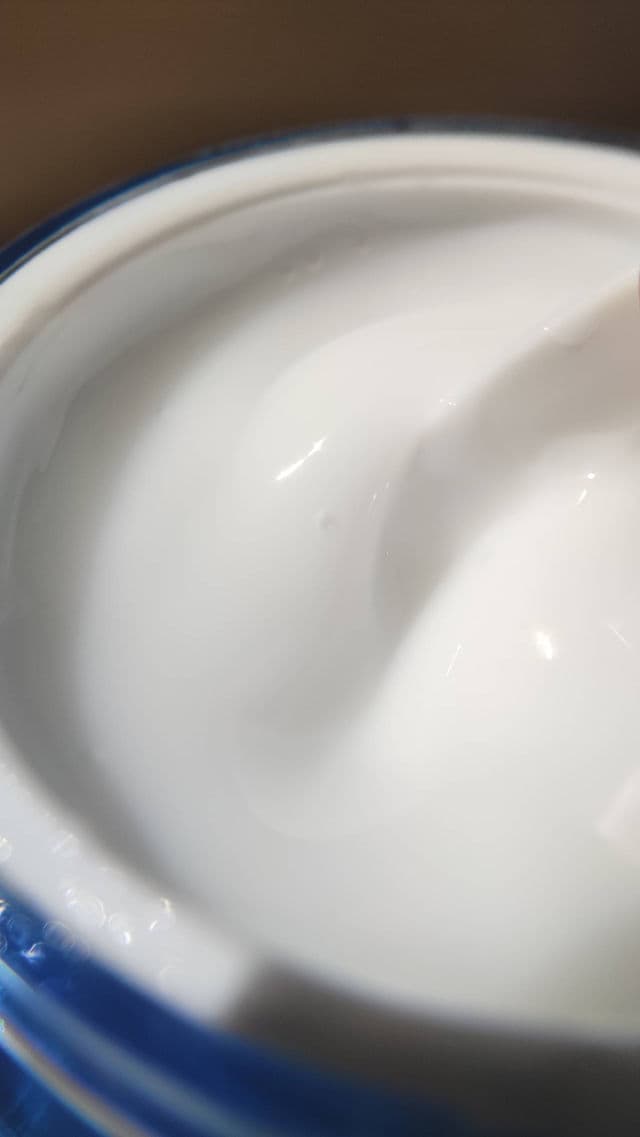 Azarine Intense Luminous Barrier Moisturizer review photo by MuslimDarmawan