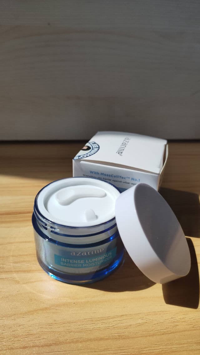 Azarine Intense Luminous Barrier Moisturizer review photo by MuslimDarmawan