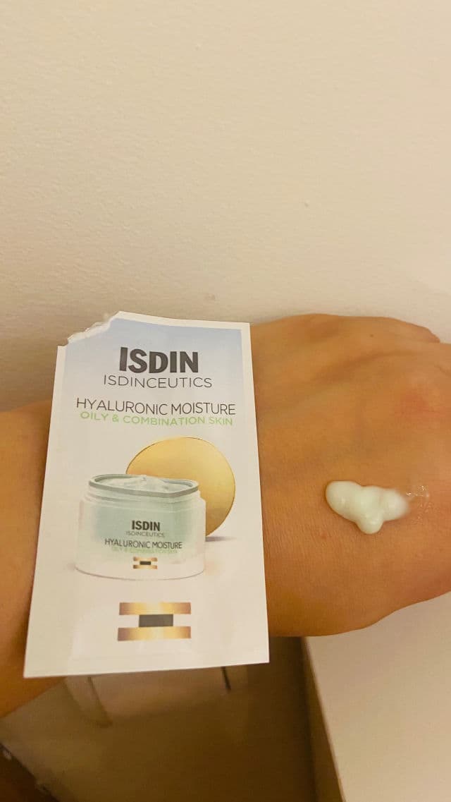 ISDIN Isdinceutics Hyaluronic Moisture - Oily and Combination Skin review photo by CollectionSensations