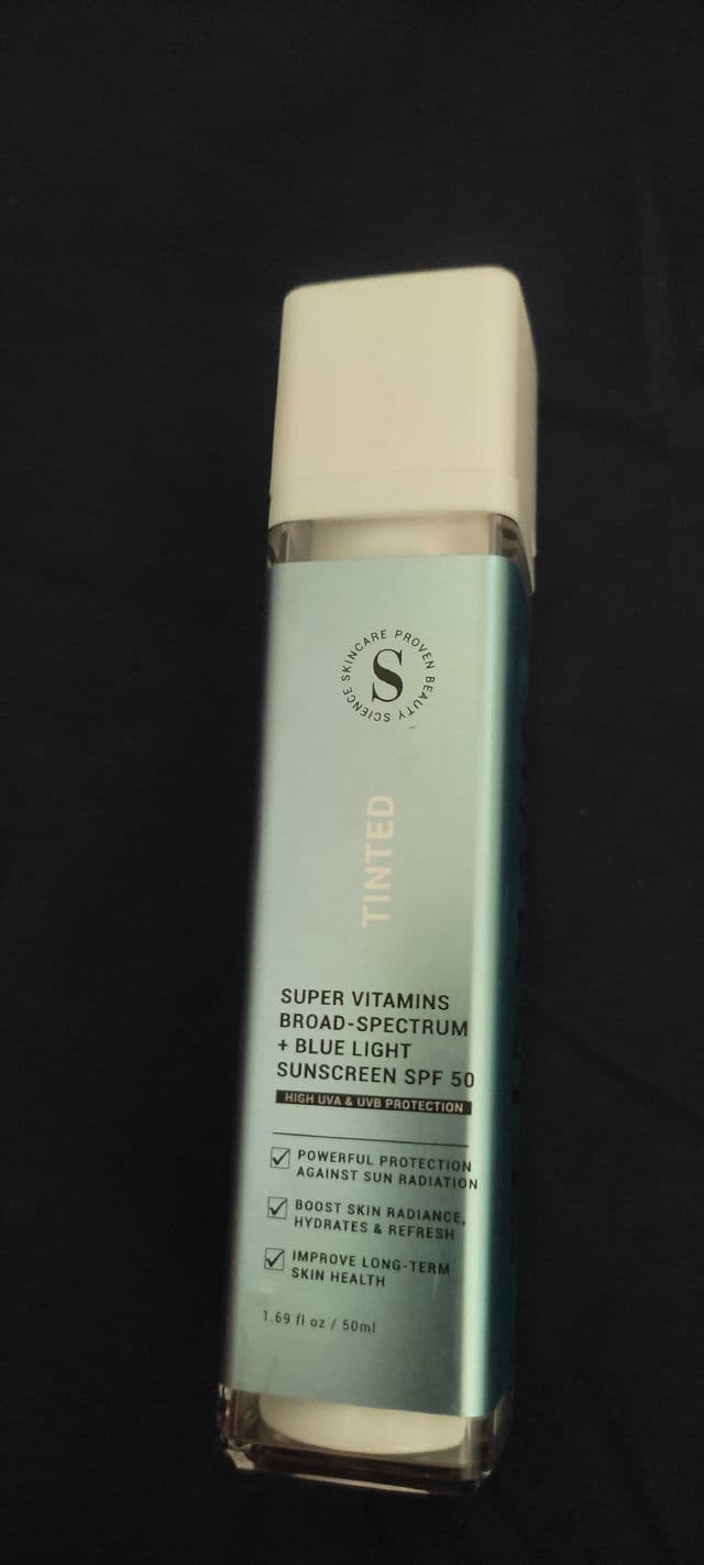 SKINMADE Super Vitamins Broad-Spectrum + Blue Light Sunscreen SPF50+ PA++++ review photo by Jamalia