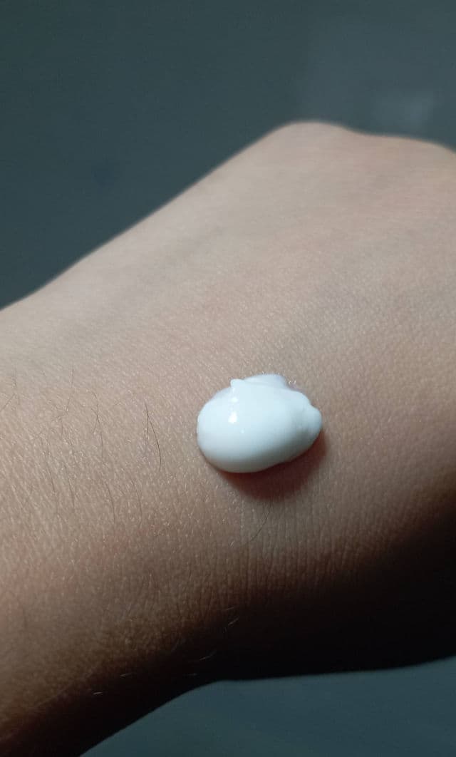 Vaseline Healthy Bright SPF 24 PA++ review photo by angelzayeee