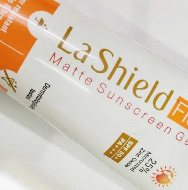 La Shield Fisico Sunscreen Gel SPF 50+ PA+++ review photo by Theskinpedia