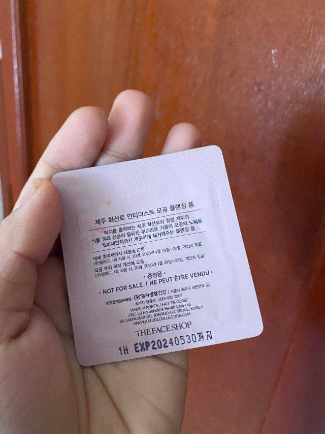 THE FACE SHOP Jeju Volcanic Lava Anti-Dust Pore-Cleansing Foam review photo by Nikkie