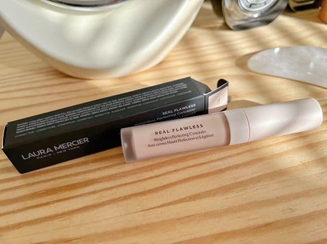 Laura Mercier Real Flawless Weightless Perfecting Foundation review photo by KellyK