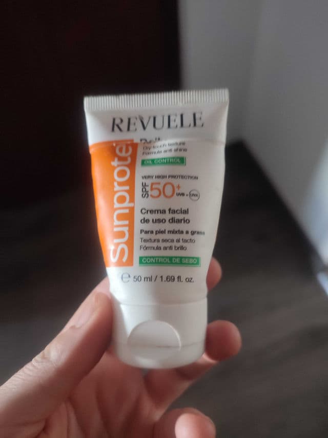Revuele Sunprotect Daily Face Cream Oil Control SPF50+ review photo by silxena