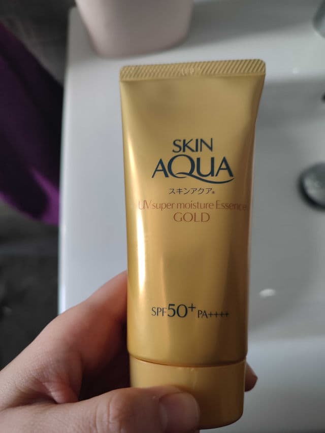 SKIN AQUA Super Moisture Essence Gold SPF 50+ PA++++ review photo by silxena