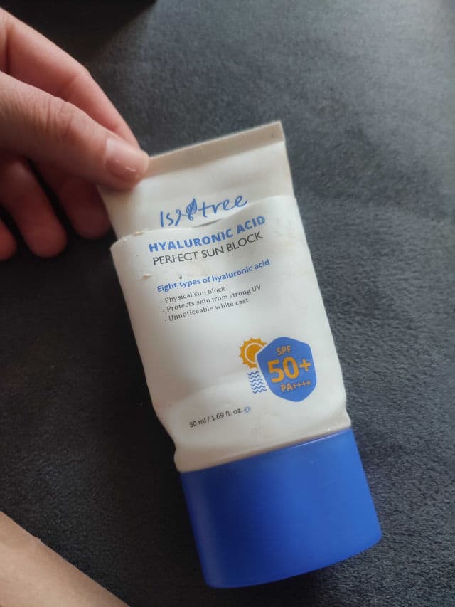 ISNTREE Hyaluronic Acid Natural Sun Cream SPF50+ PA++++ review photo by silxena