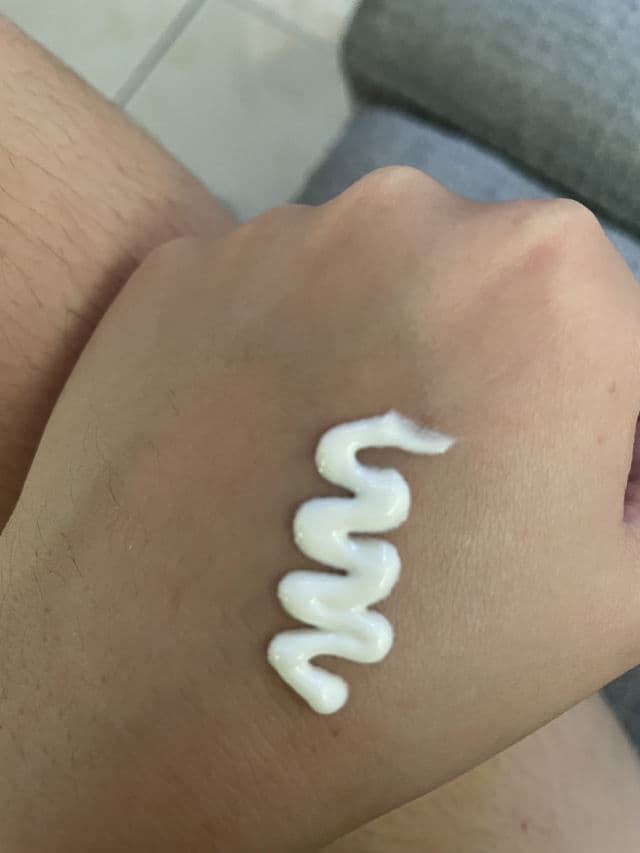 L'ESSENTIAL D5 Brightening Sunscreen SPF50+ PA++++ review photo by WondaDonda