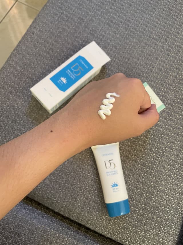 L'ESSENTIAL D5 Brightening Sunscreen SPF50+ PA++++ review photo by WondaDonda