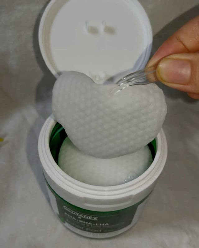 Glutanex AHA BHA LHA Toner Pad review photo by AnisaZulaika