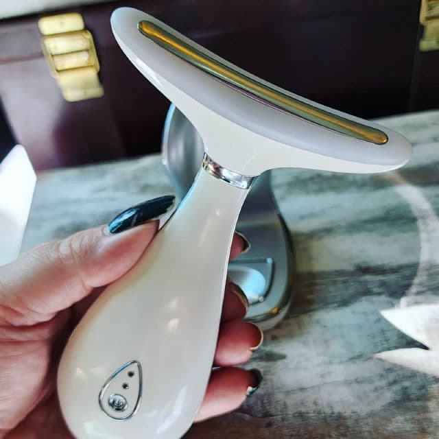 VRAIKO Lily Neck Face Massager review photo by Researching4Beauty