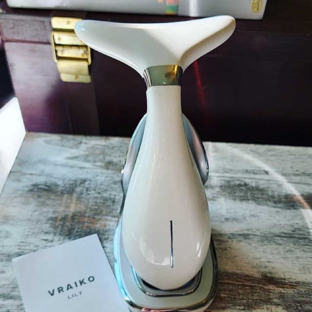 VRAIKO Lily Neck Face Massager review photo by Researching4Beauty