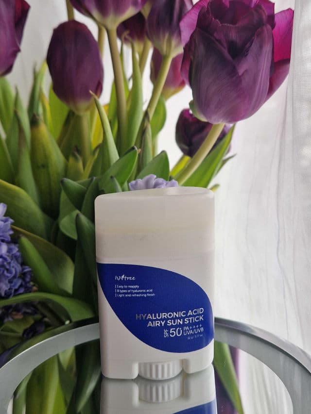 ISNTREE Hyaluronic Acid Airy Sun Stick SPF 50 PA++++ review photo by oiilivebeauty
