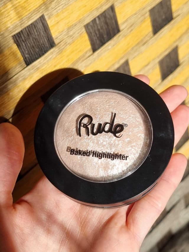 Rude Cosmetics Baked Highlighter review photo by glowandsunshine