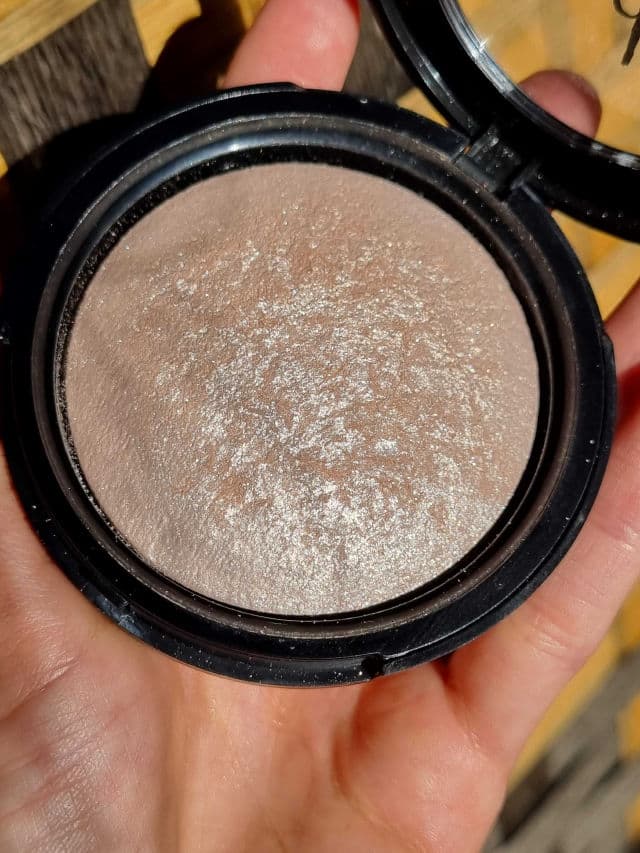 Rude Cosmetics Baked Highlighter review photo by glowandsunshine
