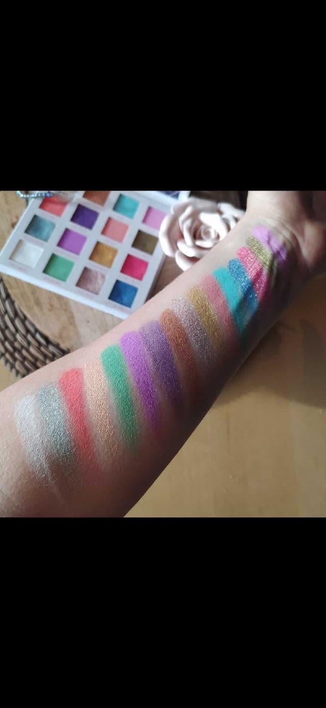 BH Cosmetics Lost in Los Angeles Shadow Palette review photo by kbeautysandra