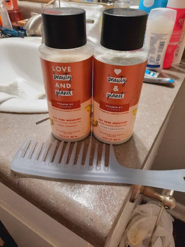 Love Beauty and Planet Vitamin B3 + Complex Avocado Oil-Aguacate & Mango 3in1 Curl Moisture Vegan Shampoo	 review photo by magentared666