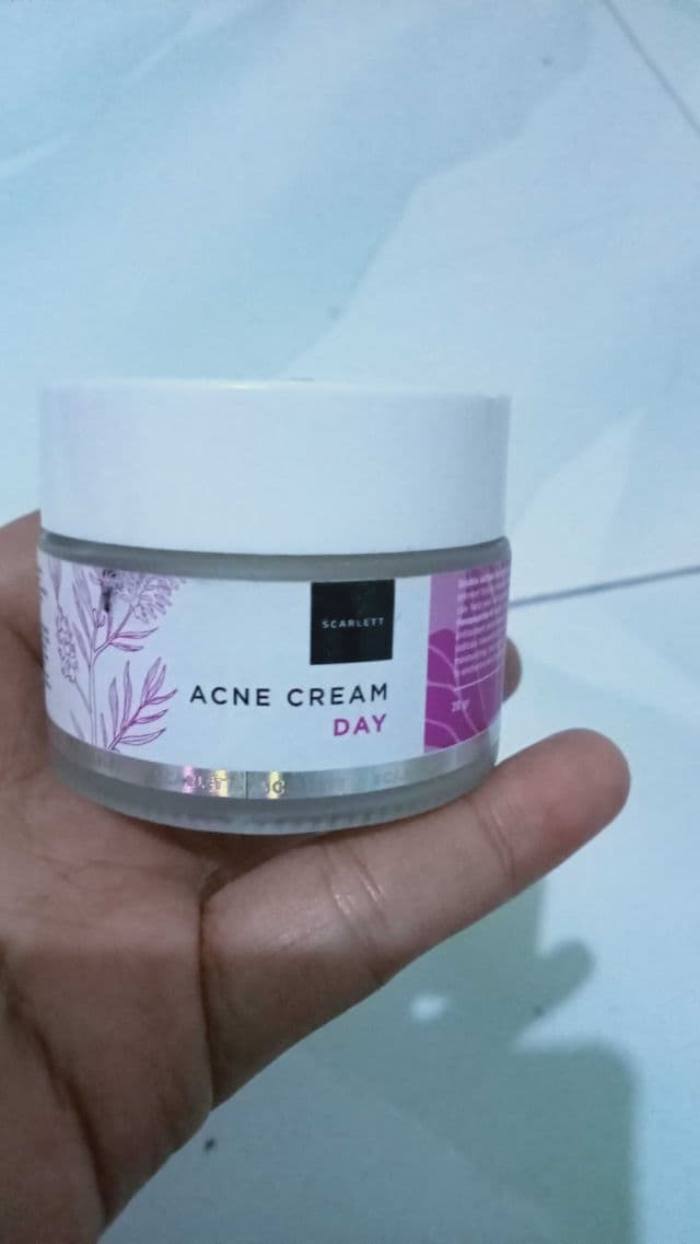 Scarlett Whitening Acne Day Cream review photo by Iffayulianto