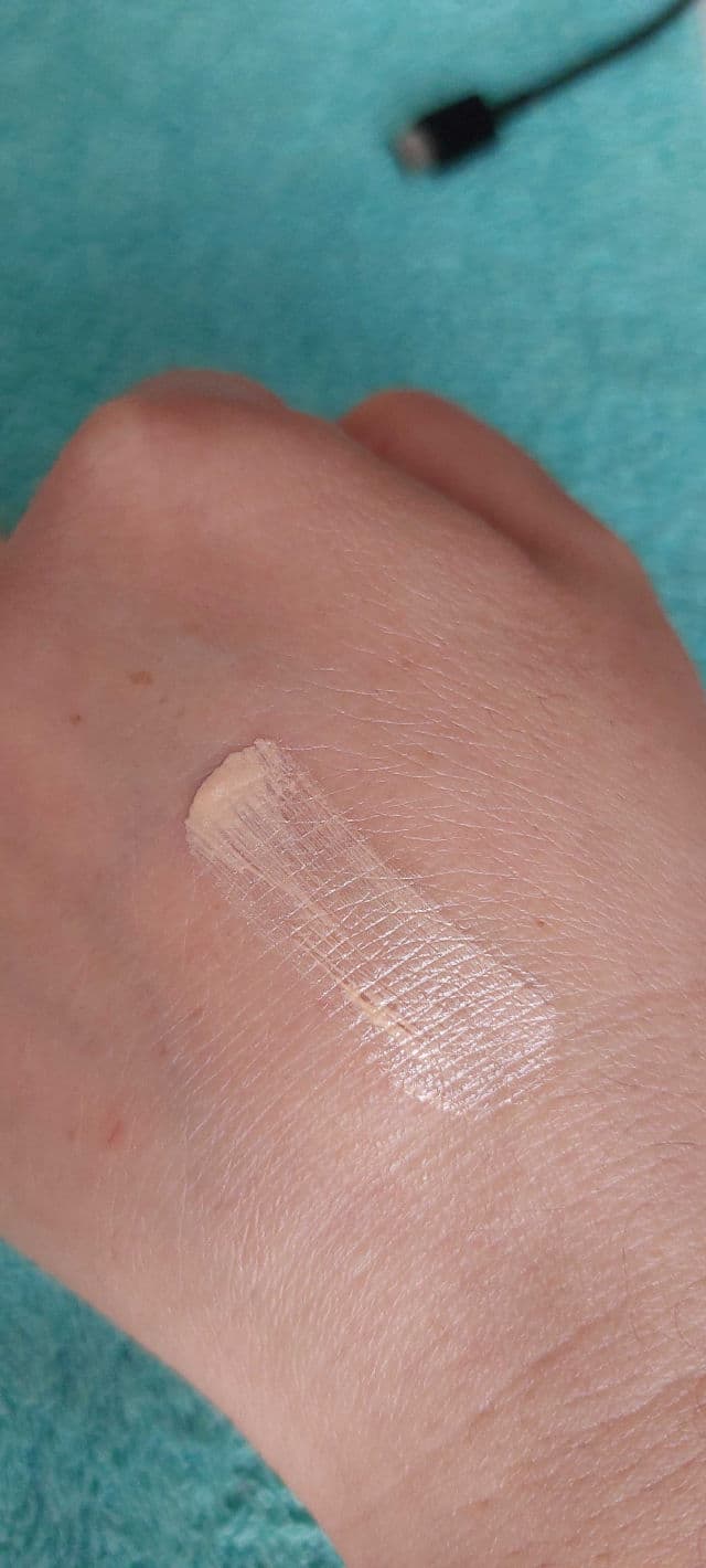 Essence Glow Glow Go! Instant Highlighter review photo by xokera81