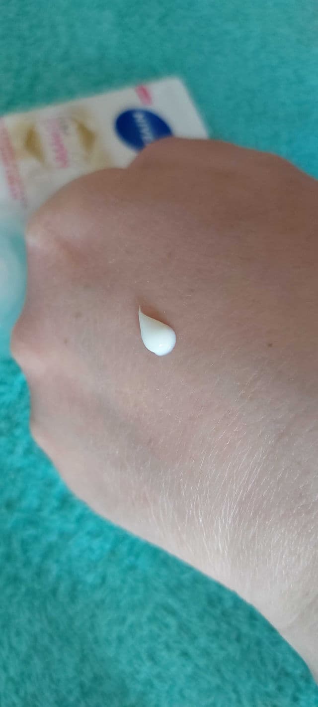 Nivea Luminous 630 Anti Spot Advanced Hand Cream SPF 15 review photo by xokera81