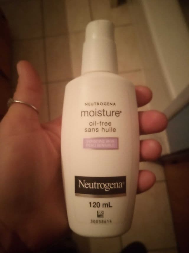 Neutrogena Oil-Free Moisture Sensitive Skin Ultra-Gentle Facial Moisturizer review photo by kristyannd36