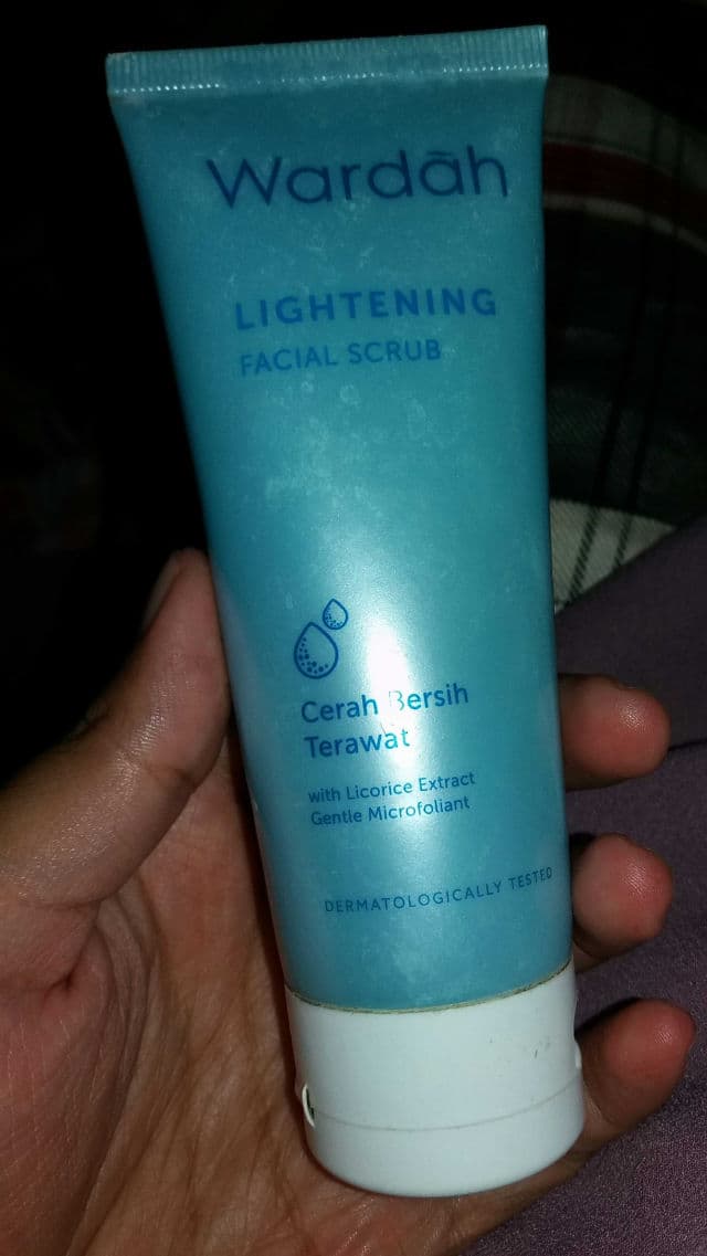 Wardah Lightening Facial Scrub review photo by Fiuuw
