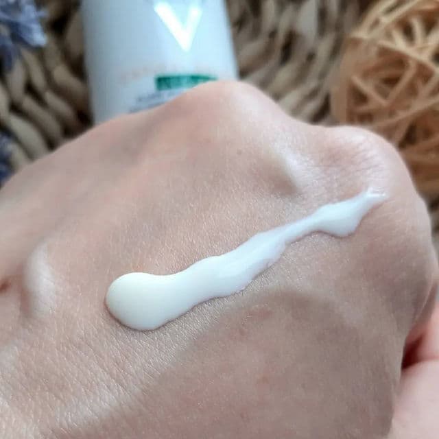 Vichy Capital Soleil UV-Clear Anti-Imperfections Fluid SPF50+ review photo by tatianasol