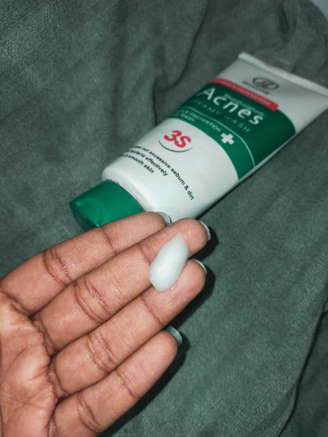 Mentholatum Acnes Creamy Face Wash review photo by Scarrr