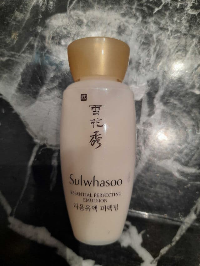 Sulwhasoo Essential Balancing Emulsion EX review photo by Lyp