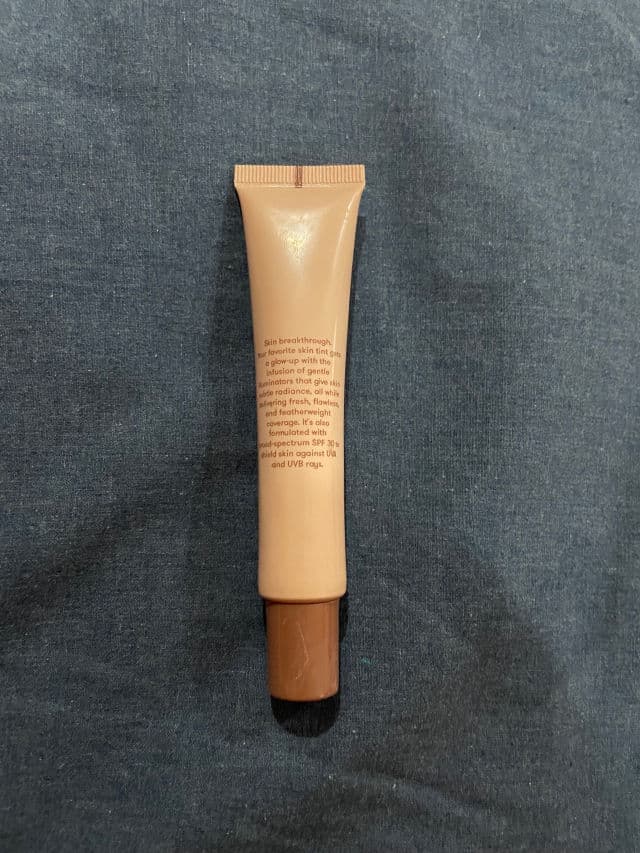BLK Cosmetics Illuminating Skin Tint Sun Shield SPF 30 review photo by Monicaaaaa