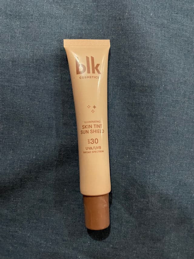 BLK Cosmetics Illuminating Skin Tint Sun Shield SPF 30 review photo by Monicaaaaa