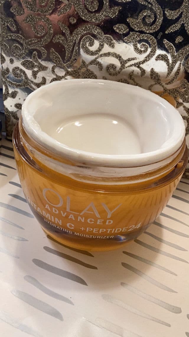 Olay Regenerist Vitamin C + Peptide 24 Face Moisturizer review photo by Mana0270Influencer