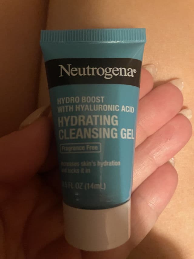 Neutrogena Hydro Boost Hydrating Cleansing Gel with Hyaluronic Acid review photo by Thursday