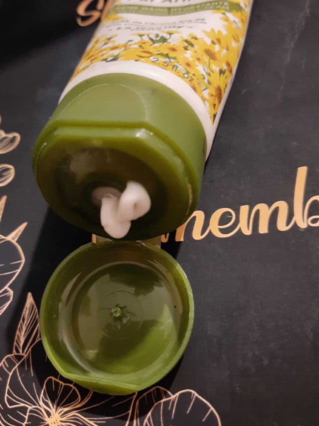 YVES ROCHER Pur Arnica Nourishing Hand Cream review photo by Tolly