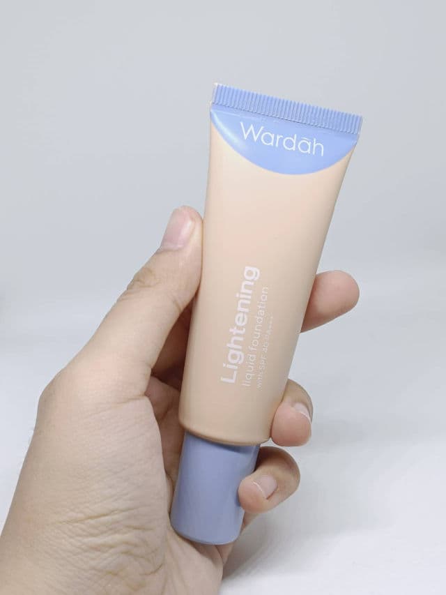 Wardah Lightening Liquid Foundation SPF 30 PA+++ review photo by salsabila539