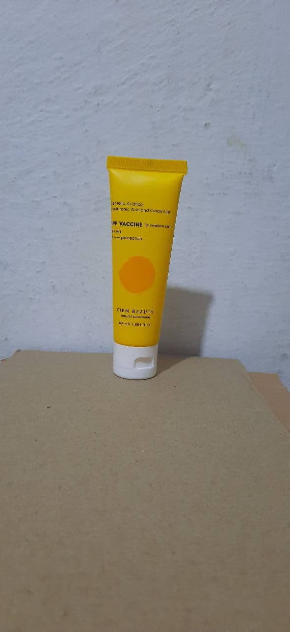 Eiem Beauty Natural Hybrid Sunscreen SPF 50 PA++++ review photo by alvianita