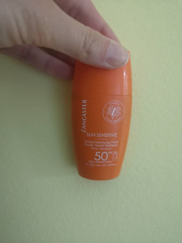 Lancaster Beauty Sun Sensitive Tinted Mattifying Fluid SPF50 review photo by fiorerosatester