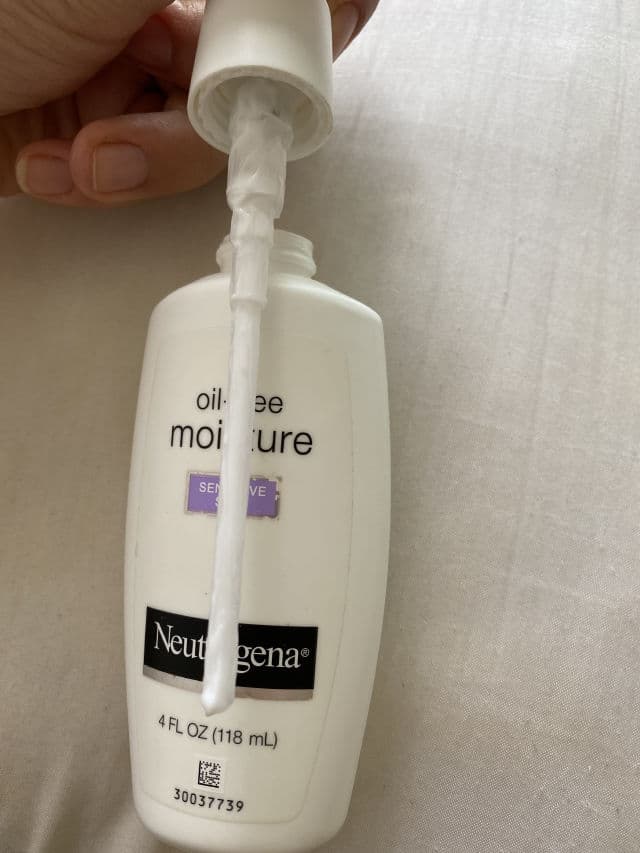 Neutrogena Oil-Free Moisture Sensitive Skin Ultra-Gentle Facial Moisturizer review photo by maima