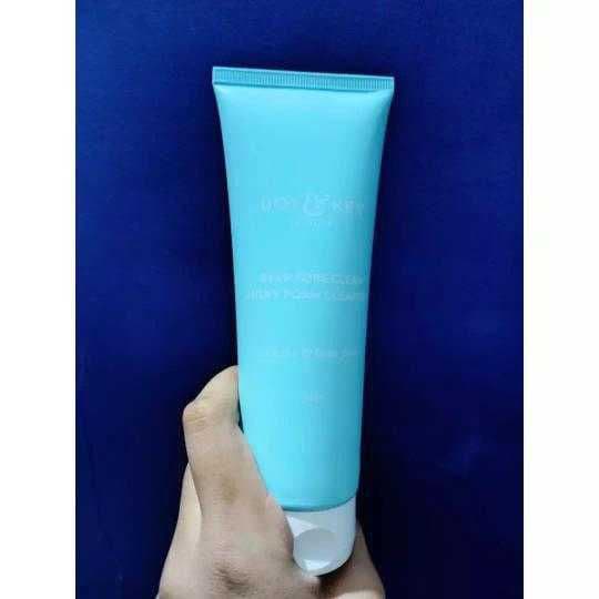 Dot & Key Deep Pore Clean Milky Foam Cleanser  review photo by berrie