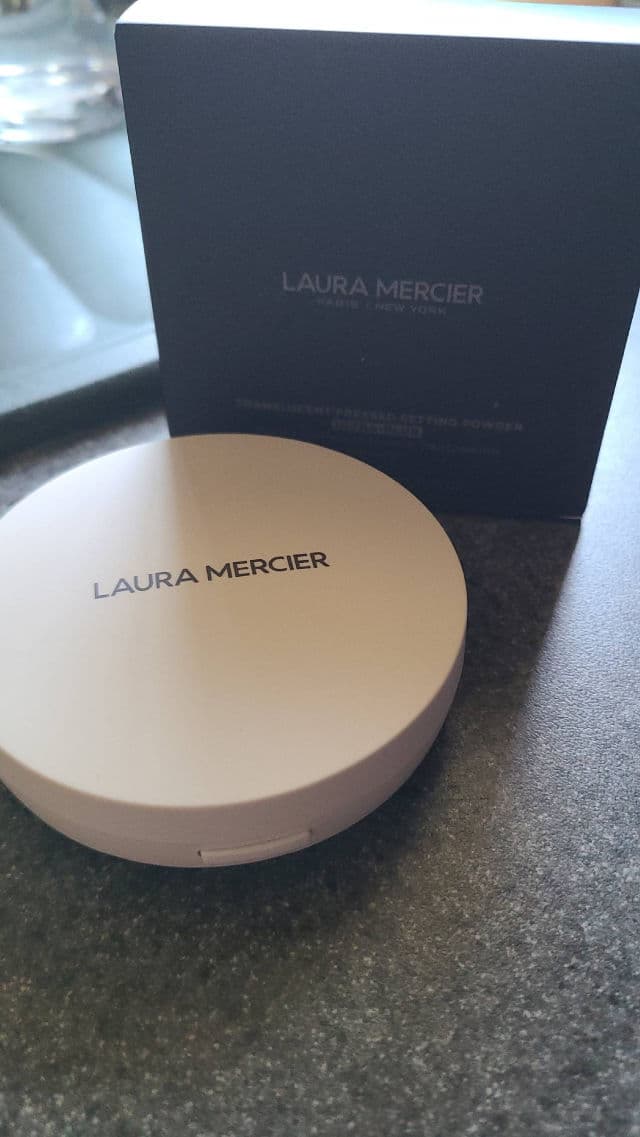 Laura Mercier Smooth Finish Foundation Powder review photo by whitt37