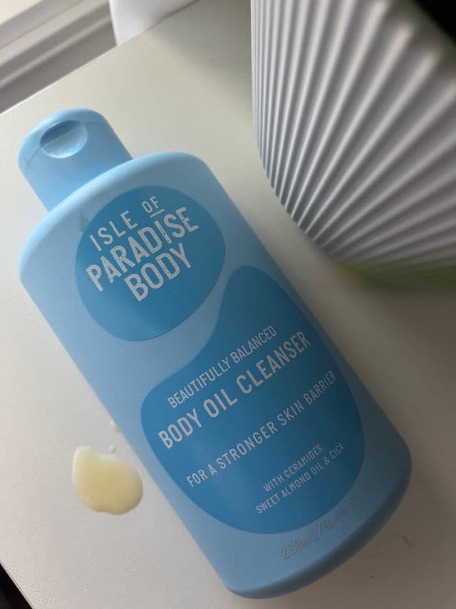 Isle of Paradise Confidently Clear Body Cleansing Wash Lactic & Salicylic Acids review photo by IowaBeautyLover