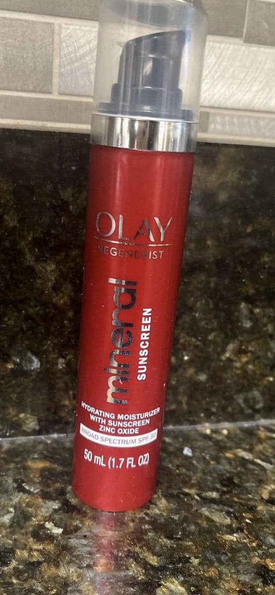 Olay Regenerist Mineral Sunscreen Hydrating Moisturizer SPF 30 review photo by melissareviewsthings