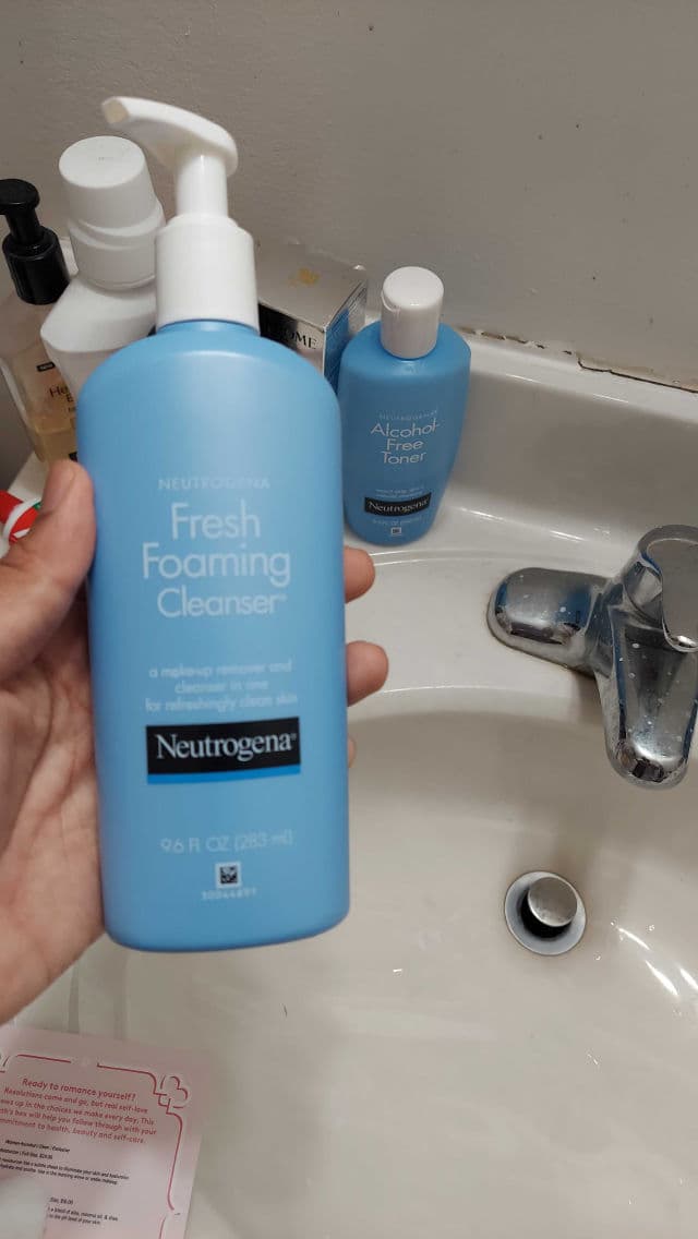 Neutrogena Fresh Foaming Facial Cleanser & Makeup Remover review photo by KiddenNikken