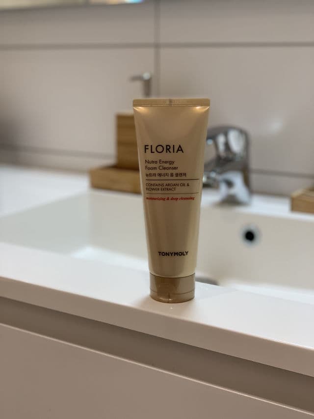 TONYMOLY Floria Nutra Energy Foam Cleanser review photo by helenaamyhre