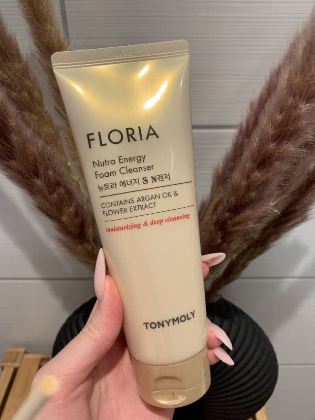 TONYMOLY Floria Nutra Energy Foam Cleanser review photo by helenaamyhre