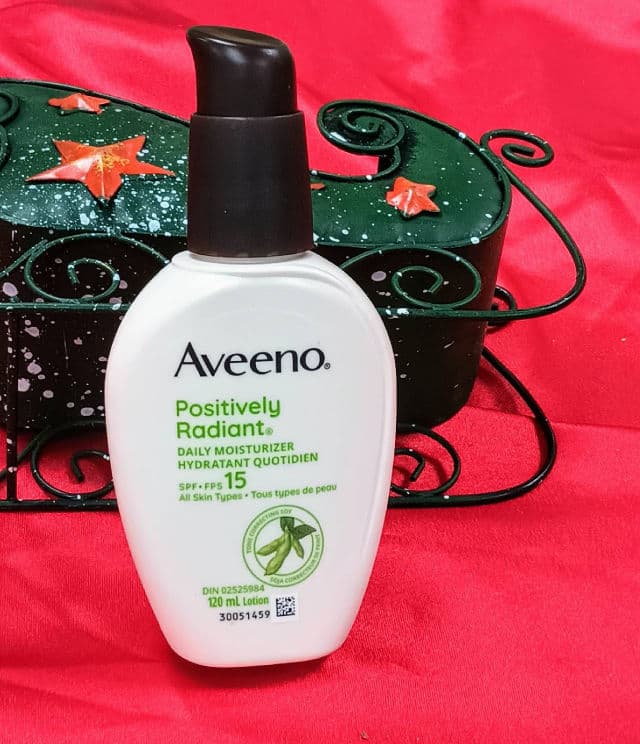 Aveeno Positively Radiant Daily Moisturizer SPF 15 review photo by Mucci