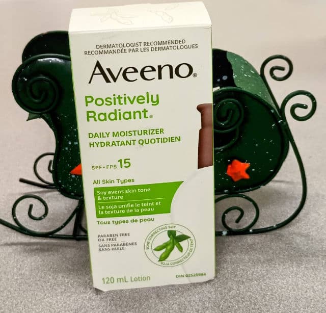 Aveeno Positively Radiant Daily Moisturizer SPF 15 review photo by Mucci