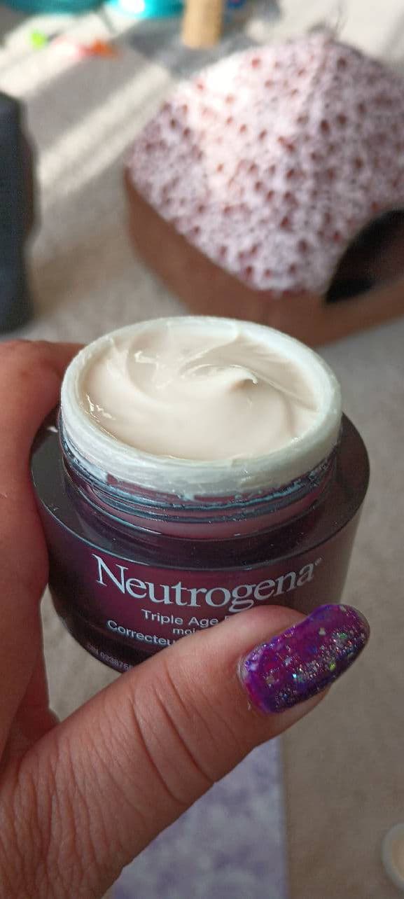 Neutrogena Triple Age Repair Moisturizer with SPF 25 review photo by Mucci