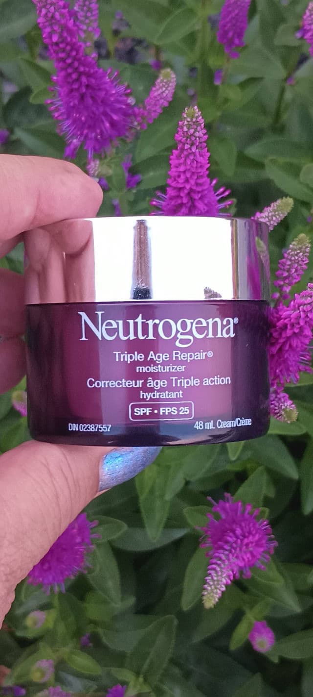 Neutrogena Triple Age Repair Moisturizer with SPF 25 review photo by Mucci